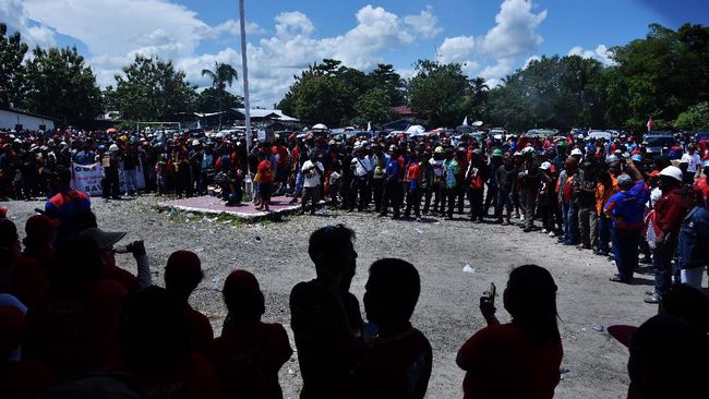 Seribuan Warga Mimika Gelar Aksi Protes di Kantor DPRD