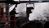 Sementara, untuk menghidupkannya, pekerja tampak menempatkan batubara ke dalam lokomotif. (REUTERS/Kacper Pempel)