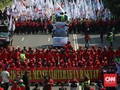 Polisi Adang Ribuan Buruh Unjuk Rasa ke Istana