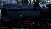 Meski sudah dibangun sejak seratus tahun lalu, stasiun dan fasilitas di sekitarnya masih berfungsi hingga saat ini. Seorang pekerja tampak membersihkan badan kereta uap. (REUTERS/Kacper Pempel)