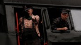 Masinis memberi salam menandai kereta api uap akan segera aktif dan beraksi dalam perayaan Steam Engine Parade. Setelah hampir dua dekade, gelaran ini juga masuk dalam agenda wisata yang menarik untuk dikunjungi saat berada di Polandia. (REUTERS/Kacper Pempel)