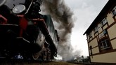Memperingati akan moda trasportasi masa silam, setiap tahun sebuah perayaan bernama Steam Engine Parade berlangsung di Wolsztyn Polandia. (REUTERS/Kacper Pempel)