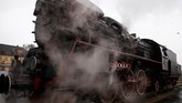 Gumpalan uap dan asap tampak memenuhi udara di stasiun Wolsztyn, yang dianggap sebagai salah satu stasiun kereta api yang mencolok di Eropa, dan mungkin juga dunia pada 29 April. (REUTERS/Kacper Pempel)