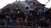 Para pengunjung beramai-ramai menaiki kereta dan mengabadikan momen saat Steam Engine Parade berlangsung di Wolsztyn, Polandia. (REUTERS/Kacper Pempel)