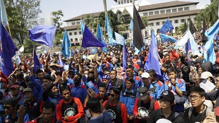 Buruh Geruduk Gedung Sate Bandung