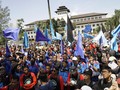 Buruh Geruduk Gedung Sate Bandung