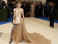 Zayn Cedera Kaki, Gigi Hadid Datang Met Gala Sendirian