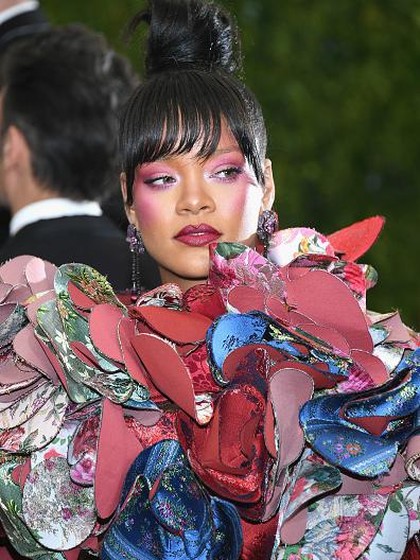 Pamer Bibir Seksi, Tutorial Rihanna Pakai Lipstik Merah Jadi Viral Pamer Bibir Seksi, Tutorial Rihanna Pakai Lipstik Merah Jadi Viral