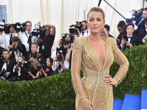 J-Lo dan Blake Lively Pakai Kuteks Emas 24 Karat, Seperti Apa? J-Lo dan Blake Lively Pakai Kuteks Emas 24 Karat, Seperti Apa?