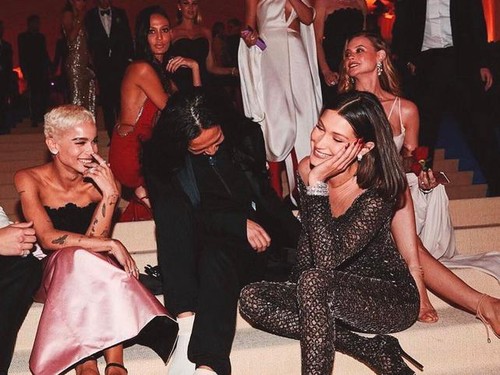 Tanpa Busana, Artis Terkurung di Kotak Bikin Heboh Pesta Met Gala 2017 Tanpa Busana, Artis Terkurung di Kotak Bikin Heboh Pesta Met Gala 2017