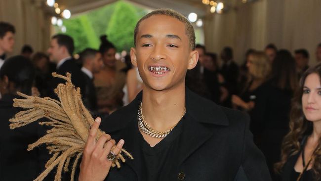  Foto  Uniknya Gaya  Jaden Smith Pakai  Sepatu Heels dan 