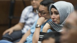 Inneke Berkaca-kaca Kawal Sidang Vonis Suaminya