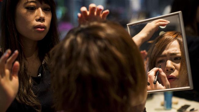 Eyeliner Cap Jempol, Tren Baru Rias Mata