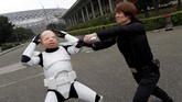 Kegiatan-kegiatan itu termasuk pesta kostum, menonton maraton film Star Wars, sampai acara spesial yang tahun ini dipusatkan di New York untuk Star Wars Day. (REUTERS/Tyrone Siu)
