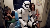 Di Taiwan, orang-orang bahkan rela mengambil cuti atau bolos dari tempat kerja dan sekolah, untuk berkostum Star Wars dan melakukan selebrasi atas May the 4th. (REUTERS/Tyrone Siu)