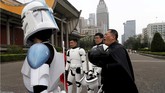 Mereka pun berbusana seperti karakter Star Wars, memadati jalanan atau menghadiri kegiatan-kegiatan yang diselenggarakan agar mereka berkumpul dan bersuka ria. (REUTERS/Tyrone Siu)