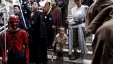 Dunia ‘disergap’ Storm Troopers, pasukan pemberontak, Jedi, penggawa lightsaber, bahkan Darth Vader kemarin, Kamis (4/5). Setiap 4 Mei, dunia merayakan ‘hari Star Wars.’ (REUTERS/Tyrone Siu)