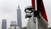 Di pusat-pusat perbelanjaan, jangan kaget jika ada yang mendadak mengajak duel lightsaber, pedang bercahaya senjata khas di film gagasan George Lucas. (REUTERS/Tyrone Siu)