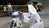 Seperti tagline filmnya, May the Force be with You, para penggemar Star Wars memelesetkan itu menjadi ‘May the Fourth (tanggal 4 Mei) be with You.’ (REUTERS/Tyrone Siu)