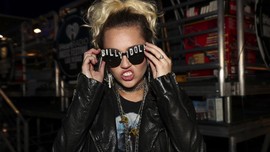 Alasan Miley Cyrus-Liam Hemsworth Menikah Diam-diam