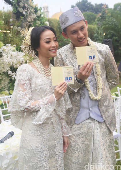 Foto: Rinni Pakai Kebaya Cantik IKAT Indonesia Saat Dinikahi Jevin Julian Foto: Rinni Pakai Kebaya Cantik IKAT Indonesia Saat Dinikahi Jevin Julian