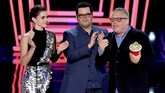 Bukan cuma pemainnya, film 'Beauty and the Beast' sendiri juga membawa pulang kategori tertinggi untuk film di ajang tersebut, Movie of the Year. Sutradara 'Beauty and the Beast,' Bill Condon menerima piala pop-corn ikonis MTV tersebut. (Kevin Winter/Getty Images/AFP)