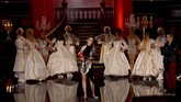 MTV Movie & TV Awards tadi malam juga jadi momen bersejarah bagi Emma Watson. Setelah empat kali masuk nominasi di ajang tersebut, tahun ini waktunya Watson merebut Best Actor in a Movie atas perannya sebagai Belle di 'Beauty and the Beast.' (Kevin Winter/Getty Images/AFP)