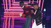 Dalam ajang ini pula banyak muncul kategori baru, salah satunya adegan ciuman terbaik. Kategori Best Kiss jatuh kepada Ashton Sanders (kiri) dan Jharrel Jerome (kanan) atas peran mereka di 'Moonlight.' (Kevin Winter/Getty Images/AFP)