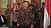 Saat menghadiri sidang tanggal 20 Desember 2016, Ahok menggunakan batik pekalongan dengan motif kombinasi motif buketan dan burung walet. Motif yang terakhir ini menggambarkan kegembiraan dan kebahagiaan. (AFP PHOTO/POOL/Adek BERRY)