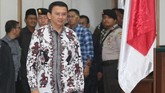 Dalam sidang ke-10 kasus penistaan agama, Ahok memasuki ruang sidang dengan menggunakan batik bermotif semar. Dalam filosofi Jawa, Semar ini berarti memiliki sifat yang membangun dan melaksanakan perintah Tuhan untuk kesejahteraan manusia. Hal yang agak ironis mengingat kasus tuntutan yang dijalaninya. (MI/Pool/RAMDANI)
