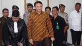 Dalam sidang yang berlangsung tanggal 24 April 2015, Basuki Tjahaja Purnama atau ahok menggunakan batik motif parang pamor. Dalam bahasa Jawa, pamor berarti energi yang terpancar dalam diri seseorang. Dengan garis batik asimetrik, aura karismatik terpancar saat Ahok memasuki gedung sidang. (AFP PHOTO/POOL/Miftahul HAYAT)