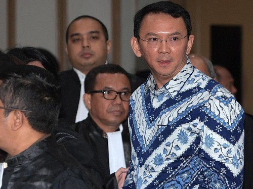 Makna Batik Biru-Putih yang Dipakai Ahok di Sidang Vonis, untuk Berkabung? Makna Batik Biru-Putih yang Dipakai Ahok di Sidang Vonis, untuk Berkabung?