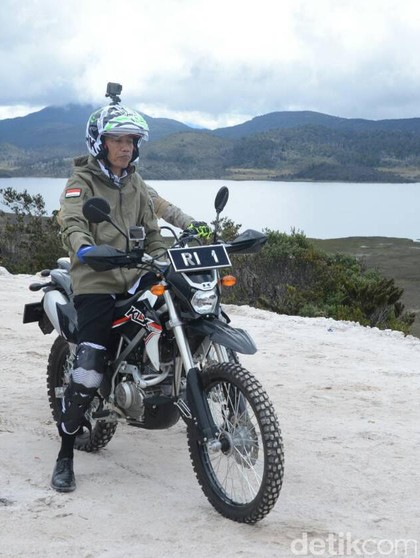 Viral Jaket Jokowi saat Naik  Motor  Trail di Papua