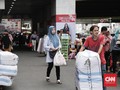 Sandi Sarankan Porter Tanah Abang Angkut Barang saat Malam