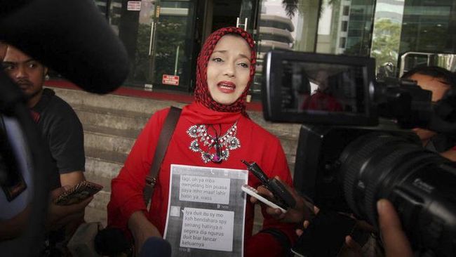 Kakak-Adik Selebriti yang Ribut di Depan Publik