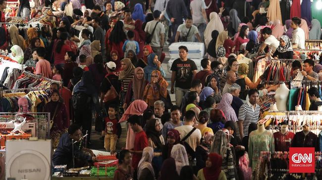 Daya Beli Stabil, Ekonom Tuding Masyarakat Rem Belanja