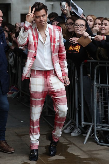 Pakai Setelan  Motif Tartan  Baju Harry Styles Dibilang 