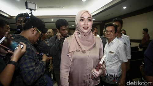 Foto: Cantiknya Angelina Sondakh dengan Hijab Beragam Warna Foto: Cantiknya Angelina Sondakh dengan Hijab Beragam Warna