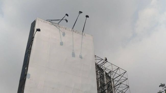 Tulisan 'Presiden Kianati Pancasila' Muncul di Papan Iklan