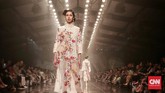 Menandai kiprahnya yang sudah 35 tahun di dunia mode, desainer Biyan Wanaatmadja menggelar peragaan busana koleksi terbarunya bertajuk Spring/Summer 2018 'Elsewhere', di The Dharmawangsa Hotel, Jakarta, pada Senin (15/5). (CNN Indonesia/Andry Novelino)