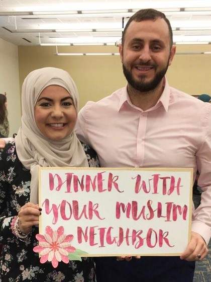 Cara Unik Hijabers AS Lawan Islamophobia: Undang Tetangga Makan di Rumah Cara Unik Hijabers AS Lawan Islamophobia: Undang Tetangga Makan di Rumah