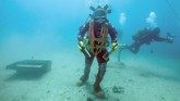 Kedua jenis wine populer yaitu merah dan putih sama-sama disimpan dalam kondisi temperatur konstan di bawah laut. (AFP PHOTO / Boris HORVAT)