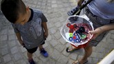 Ada juga yang mengatakan spinner diciptakan untuk mencegah anak-anak Palestina melemparka batu ke arah tentara Israel. (REUTERS/Amir Cohen)