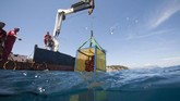 Setelah satu tahun disimpan, wine-wine tersebut diangkat dengan crane untuk dilakukan uji kematangan selanjutnya. (AFP PHOTO / Boris HORVAT)