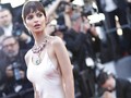 Emily Ratajkowski Jadi 'Ratu Mode' Instagram Stories