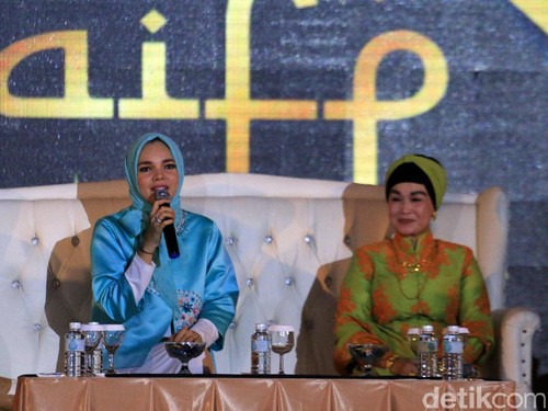 Dewi Sandra Motivasi Remaja Aceh Agar Bangga dengan Fashion Khas Daerah Dewi Sandra Motivasi Remaja Aceh Agar Bangga dengan Fashion Khas Daerah