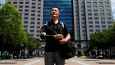 Chang Hsien-Liang, seorang insinyur asal Taiwan yang berhasil membuat lengan bionik hasil cetakan 3D sendiri. Kecelakaan kerja membuatChang kehilangan lengan kanannya. (REUTERS/Tyrone Siu)
