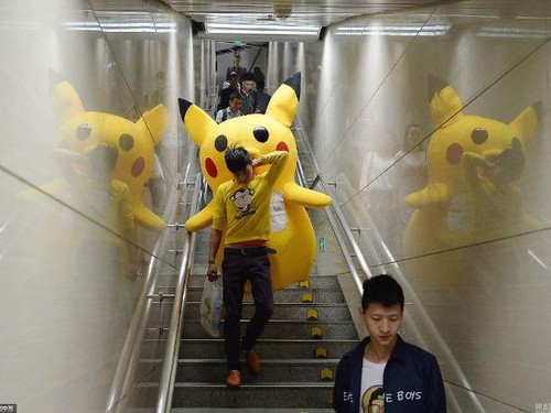 Kisah Haru Ayah yang Berkostum Pikachu Demi Biaya Pengobatan Putrinya Kisah Haru Ayah yang Berkostum Pikachu Demi Biaya Pengobatan Putrinya