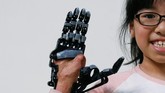 Berbeda dengan lengan palsu pada umumnya, lengan bionik yang dicetak Chang tidak memerlukan latihan medis, cukup dengan melihat video secara daring untuk belajar menggerakkan jari-jari tangan. (REUTERS/Tyrone Siu)