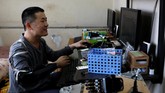 Chang sempat menggunakan lengan palsu, namun ia mengaku kecewa lantaran jari-jari tangannya tidak bisa digerakkan. Sementara desain yang diinginkannya kerap dibanderol mahal. (REUTERS/Tyrone Siu)